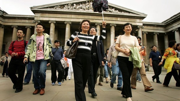 根据数据显示,今年4月至6月赴英旅游的中国游客同比增长33%。 《金融时报》图